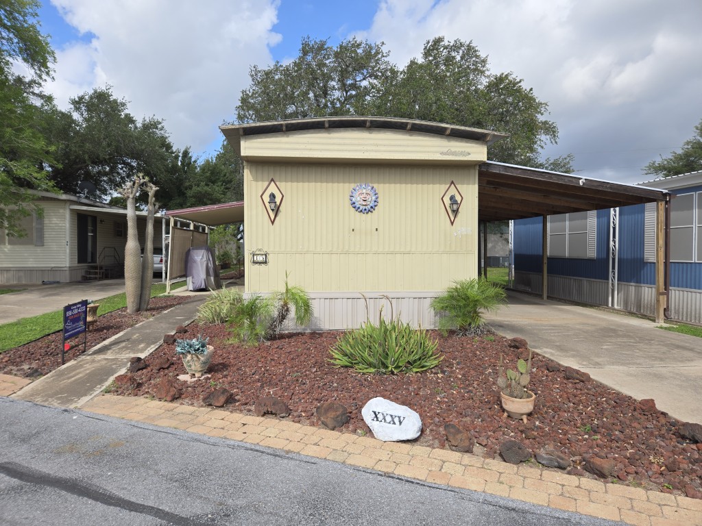New Outside Pics for 35 Alamo Palms (1)